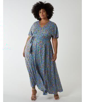 This button up maxi with it's pretty florals are a must for days having picnics in the park! This midi screams Summer! And is a must for your Summer wardrobe.