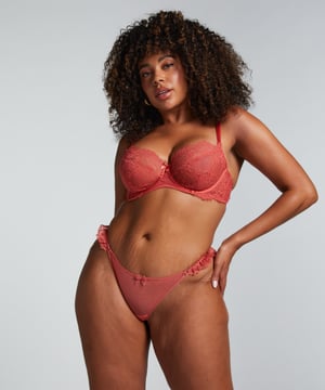 Wees verleidelijk in de Mary string! Het is gemaakt van prachtig kant en ontworpen om je rondingen te benadrukken en sensualiteit uit te stralen telkens als je het draagt. Combineer hem met de bijpassende bh om je onweerstaanbare ensemble compleet te maken en je zelfvertrouwen te geven waar je ook gaat.