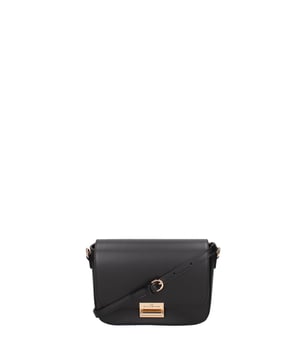 Damenhandtasche mit Schnappverschluss. eine mit Reißverschluss-Innentaschen. fehlende Außentaschen. verstellbarer und abnehmbarer Schultergurt aus Leder. fehlender Griff. ein Innenfach. Außenmaterial. 100 % echtes Leder innen. Maße: 22x16x7 cm. Hergestellt in Italien