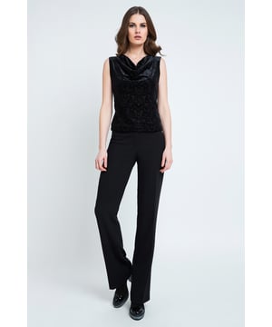 Pantalones clásicos negros en tejido tejido negro con ligero estiramiento. Cinturilla con trabillas para cinturón. Se abrocha con una cremallera oculta y un botón de plástico negro. Dos pequeñas pinzas en la parte trasera que comienzan desde la cinturilla para un ajuste perfecto. Silueta recta de longitud completa. Longitud: 110 cm para la talla 38. El exceso de tela en el dobladillo permite alargarlo hasta 3 cm. Nuestra modelo mide 178 cm y lleva la talla 36.