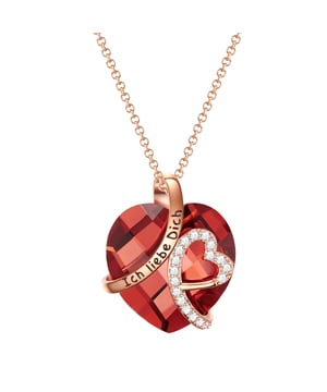 A piece of jewelry for the really big feelings: With this chain of the jewelry label Rafaela Donata, they say "I love you" in an impressive way. The focus is on the heart -shaped glass trailer, in the numerous facets of which the light breaks. A filigree curved band made of rose -gilded metal decorated with zirconia sets sparkling accents and bears the engraved love message "I love you". The extraordinary trailer dangles on a rose -gold -colored anchor chain, which, thanks to an extension chain with a carabiner closure, can be easily and quickly adapted to the cleavage. A gift for a birthday or Valentine's Day cannot be more romantic!