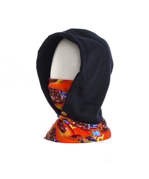 Capucha y braga de cuello con protección completa en días de frío.
Diseño: Cars.
Complemento ideal para esquiar o practicar snowboard, el Hoodie BUFF cuenta con un tubular de microfibra elástico y con protección solar y una capucha de forro polar.
Doble capa en tubular.
 Medidas: Gorro y cuello: (Largo): 54cm Cuello (Ancho x largo): 22 x 23 cm
 Composición: 100% Poliéster
 Cuidados:
Lavar a máximo 40º.
No usar lejía.
No permite el uso de plancha.
No lavar en seco.
No permite el uso de secadora.