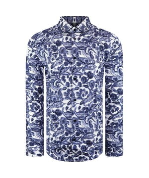 Ted Baker Uldale Herenhemd Wit/Blauw Peterselie - een geraffineerd en verfijnd stuk dat klassieke tailoring naadloos combineert met een vleugje botanisch geïnspireerde charme.

Belangrijkste kenmerken:

 Peterselieprint:  Het overhemd heeft een ingewikkelde blauwe peterselieprint op een witte achtergrond, wat een subtiel en smaakvol botanisch element toevoegt aan het ontwerp.

 Katoenen stof:  Het Uldale overhemd is gemaakt van hoogwaardig katoen en voelt comfortabel en ademend aan, waardoor het geschikt is voor verschillende gelegenheden.

 Button-Up Ontwerp:  Verwacht een klassiek button-up ontwerp, dat veelzijdigheid biedt voor zowel formele als semi-formele gelegenheden.

 Gespreide kraag:  Het overhemd kan een gespreide kraag hebben, wat bijdraagt aan een verfijnde en moderne esthetiek.

 Contrasterende details:  Ted Baker staat bekend om zijn subtiele contrasterende details. Kijk voor unieke patronen of texturen op de kraag, manchetten, of sluiting, het toevoegen van een vleugje van Ted Baker's kenmerkende stijl.

 Getailleerde pasvorm:  Ted Baker overhemden hebben vaak een getailleerde pasvorm, voor een modern en goed gedefinieerd silhouet zonder te strak te zitten.

 Kwaliteit vakmanschap:  Ted Baker staat bekend om zijn aandacht voor detail en vakmanschap, waardoor zelfs overhemden met ingewikkelde prints de kwaliteitsnormen van het merk behouden.