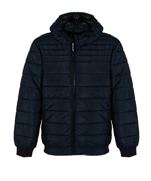 Einfacher Stil
Gesteppt
Mit Kapuze
Abnehmbare Kapuze, einstellbar mit Kordelzug 
Ärmel und Bund mit geripptem Bündchen
Mit signiertem Reißverschluss
Vorne zwei Taschen mit Reißverschluss
Innen eine Tasche mit Druckknopf
Am linken Ärmel Unternehmenspatch
Hergestellt aus hochwertigem wasserdichtem Stoff
Mit synthetischem Daunen gefüllt