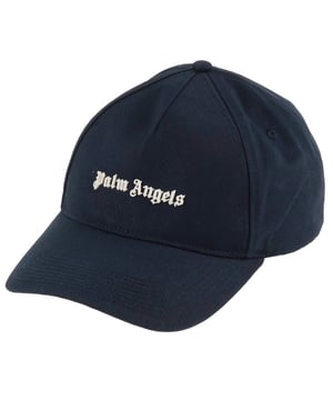 Marineblaue Kappe mit Palm Angels-Logo. Kombinieren Sie Ihren lassigen Look mit dieser stilvollen marineblauen Baseballkappe von Palm Angels. Mit einer marineblauen Palm-Angels-Kappe ist diese Kappe die perfekte Moglichkeit, ein modisches Statement zu setzen. Mit dieser stilvollen und bequemen Mutze sehen Sie grossartig aus, egal wohin Ihr Tag Sie fuhrt! Kleines charakteristisches Gothic-Branding, 100 % Baumwolle. Aufgedrucktes Logo, normal, fallt der Grosse entsprechend aus. Verstellbare Schnalle auf der Ruckseite. Stil: PMLB05S22FAB001 4672