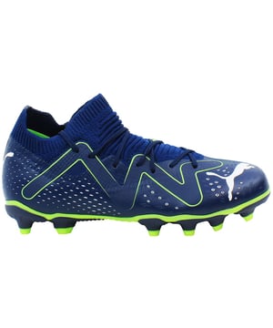 Puma Future Match FG/AG Kinderen Voetbalschoenen, zorgvuldig ontworpen om jonge voetballers uitzonderlijke prestaties en stijl te bieden op zowel stevige ondergrond (FG) als kunstgras (AG). Deze schoenen zijn bedoeld om vertrouwen te inspireren en jonge spelers te helpen hun spel naar een hoger niveau te tillen.

Belangrijkste Kenmerken:

Veelzijdige Buitenzool: De FG/AG buitenzool is specifiek ontworpen om grip en stabiliteit te bieden op zowel stevige ondergrond als kunstgras. Met strategisch geplaatste noppen en groeven levert deze buitenzool optimale grip en wendbaarheid, zodat jonge spelers zich soepel kunnen aanpassen aan verschillende veldomstandigheden.

DynamicFit Bovenwerk: Ontwikkeld met Puma's DynamicFit-technologie, hebben deze schoenen een bovenwerk dat uitzonderlijke lockdown en stabiliteit biedt. Dit zorgt voor nauwkeurige responsiviteit en wendbaarheid tijdens snelle bewegingen op het veld, waardoor jonge spelers het vertrouwen krijgen om elke uitdaging aan te gaan.

GripControl Technologie: Geïntegreerd in het bovenwerk, verbetert Puma's GripControl-technologie het balbehandeling en de controle, waardoor jonge spelers in staat zijn om het bezit te behouden en nauwkeurige passes en schoten met gemak uit te voeren. Of het nu in natte of droge omstandigheden is, deze schoenen bieden betrouwbare grip en controle.

Kindervriendelijk Ontwerp: De Future Match Kinderen Voetbalschoenen hebben een kindvriendelijk ontwerp met levendige kleuren en moderne styling. Ontworpen om vertrouwen en creativiteit op het veld te inspireren, maken deze schoenen een gedurfde statement en leveren ze prestaties van topkwaliteit.

Samenvattend, de Puma Future Match FG/AG Kinderen Voetbalschoenen combineren innovatieve technologie met stijlvol ontwerp om jonge atleten in staat te stellen op hun best te presteren op meerdere ondergronden. Ervaar ongeëvenaard comfort, wendbaarheid en controle met elke stap en laat de volgende generatie voetbaltsters stralen op het veld.