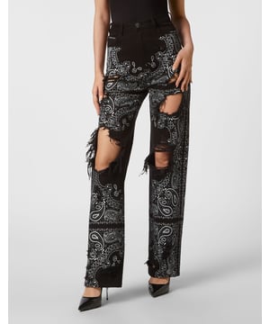 Sie wollen auffallen? Dann empfehlen wir Ihnen diese 5-Taschen-Hose aus steingewaschenem Denim mit dem Paisley-Print im Bandanna-Stil. Erfahren Sie mehr.                                                                 Stone Washed Denim mit platziertem Paisley-Print im Bandanna-Stil und Rissen    PP-Sechseck auf einem auf die rechte Gesäßtasche aufgenähten Saffianleder-Patch    Einzelner Knopf mit mattem Metallschmuck    Passform: Palast