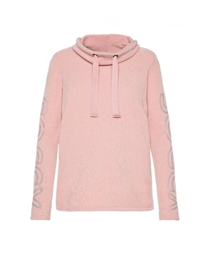 Deze chenille trui voor dames is de perfecte metgezel voor koelere dagen. Het is gemaakt van zacht, donzig materiaal dat comfortabel aanvoelt op de huid en je een goed gevoel geeft. De trui heeft een coltrui, die door de brede trekkoordband een bijzonder mooi accent zet. De grote labelprint op de mouwen geeft de trui nog een visueel hoogtepunt.