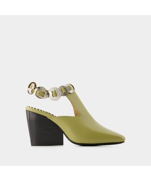 Kleuren: CHAKI - GROEN. Materiaal: glad kalfsleer. Materiaal zool: rubber. Glad kalfsleer. Sluiting: enkelbandje met gespsluiting. Tipvorm: spitse punt.