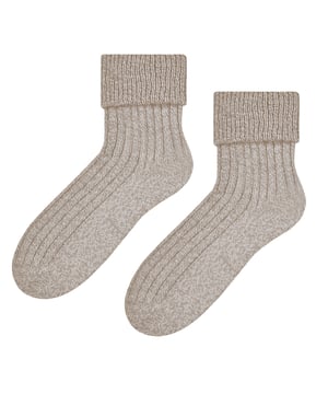 Estos calcetines de lana para mujer son la personificación del lujo. Fabricados con fibras de lana, estos calcetines son suaves y delicados, pero lo suficientemente resistentes para durar. Estos calcetines son perfectos para relajarse en el interior o para llevarlos por la casa, la lana tiene propiedades naturales de absorción de la humedad, lo que significa que mantendrán sus pies secos en todas las condiciones. Estos calcetines de lana para dormir mantendrán tus pies cómodos toda la noche y la textura acanalada de la pierna y el pie alivia la presión innecesaria sobre el pie y ayuda a garantizar un ajuste seguro. El puño giratorio te permite elegir la longitud de calcetín que prefieras, así como que se ajusten a las botas, lo que significa que puedes usarlos al aire libre. Puedes elegir entre 10 colores: Negro, Magenta, Azul marino, Vino, Crema, Violeta y más, ¡así que hay algo para todo el mundo y para cada conjunto! Tanto si prefieres un negro tradicional como un atrevido magenta, tenemos algo que se adapta a tu estilo. Estos calcetines para mujer están disponibles en 2 tallas: 3-4 UK, 5-7 y están hechos de 70% acrílico y 30% lana. Hay 10 colores para elegir y son totalmente lavables a máquina.
