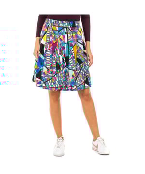 La falda de corte acampanado con forro interior mujer es una prenda elegante y versátil, ideal para quienes buscan un estilo femenino y cómodo. Esta falda se caracteriza por su silueta acampanada, que ofrece un movimiento fluido y favorecedor, realzando la figura de manera encantadora.

La falda acampanada con forro está confeccionada en materiales de alta calidad, lo que garantiza durabilidad y comodidad. Su forro interior proporciona una sensación suave contra la piel, evitando transparencias y asegurando un ajuste perfecto durante todo el día. Además, su diseño incluye detalles como una cintura ajustada, que ayuda a definir la silueta.

Esta falda para mujer es fácil de combinar con blusas, camisetas o chaquetas, lo que la convierte en una opción perfecta para diversas ocasiones, desde salidas informales hasta eventos más formales. Su estilo atemporal la hace adecuada para cualquier temporada, asegurando que siempre luzcas bien sin sacrificar la comodidad.

La falda de corte acampanado con forro interior mujer es una elección excelente para quienes buscan una prenda que ofrezca calidad, confort y un toque de elegancia. Con esta falda, disfrutarás de una combinación perfecta de funcionalidad y moda, haciéndote sentir segura y atractiva en cualquier momento. Su fácil mantenimiento y durabilidad la convierten en un básico esencial en el armario femenino, ideal para cualquier evento.
 Composición: 100% Algodón
 Cuidados:
- Lavar máximo a 40ºC.
- Planchar a media temperatura, máx. 110ºC.
- Permite usar secadora.
- No usar lejía.
- No admite el lavado en seco.