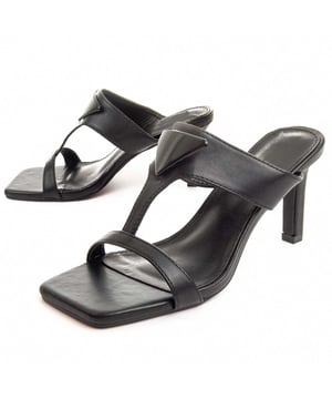 Dames hoge hak sandalen. Comfortabele pasvorm. Gepolsterde inlegzool. Antislip zool. Versterkte stiksels. Gefabriceerd door andere merken voor ons merk. Geschatte sokken. 7 cm hoge hak.