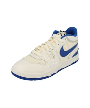 Erleben Sie die perfekte Kombination aus Style und Performance mit den Nike Attack Sneakers in Blau und Weiß. Hergestellt aus hochwertigem Leder und strapazierfähigem Gummi bieten diese Sneaker dauerhaften Komfort und Halt. Mit sicherem Schnürverschluss und den ikonischen Nike-Logos auf beiden Seiten sorgen sie für einen markanten, sportlichen Look. Das schwarz-weiße Karomuster und der Nike-Schriftzug auf Zunge und Ferse verleihen Ihrer Schuhkollektion einen unverwechselbaren Touch. Diese Sneaker wurden für Männer entwickelt, die Wert auf Mode und Funktionalität legen und eignen sich ideal für den Alltag und sportliche Aktivitäten. Mit Nike Attack sind Sie selbstbewusst unterwegs. 100 % Leder