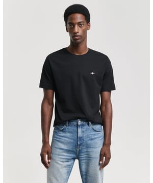 This T-shirt is crafted in soft cotton and features a regular, comfortable fit. An elevated and sporty basic, details include a ribbed crew neck, piping detailing and Gant's iconic Archive Shield graphic embroidered at the chest.
Regular fitCrew neckShort sleevesGANT graphic embroidered at chest 
2004086