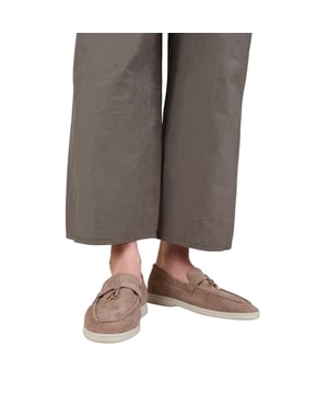 Bovenstuk: Kunstsuède. Binnenzool: Bekleed, Geheugenschuim, Schokabsorberend. Buitenzool: Rubber, Tractiegrip. Ademend. Vlakke. Ontwerp: Charme. Teenstijl: Rond. Duurzaam, geurbestendig. Sluiting: Slip-on.