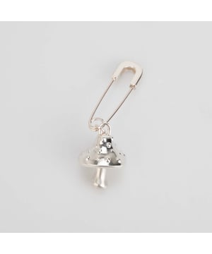 Ambush Mushroom Charm Earrings in Silver.- One Piece/Single earring.- Pin closure.- Engraved logo.- Brooch design with mushroom charm. Material: 100% Sterling Silver. Ref: BMOD0110017200.