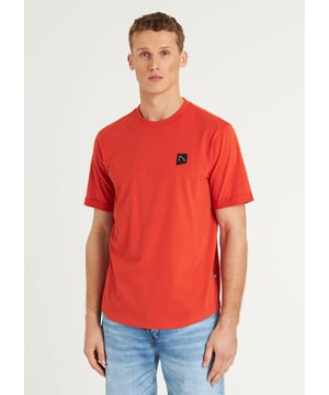 Das Brody ist ein T-Shirt mit normaler Passform, abgerundetem Saum, peached Stoff und unseren charakteristischen CHASIN'-Details.