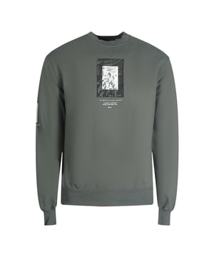 Expresseer streetwear-stijl met dit gebroken witte sweatshirt. Gemaakt van 100% katoen voor een comfortabele pasvorm en gevoel, met een klein logo op de borst, elastische mouw- en zoomuiteinden, voel je stijlvol en chic in dit unieke stuk, gebroken wit logo op de borst, gebroken wit grijs sweatshirt, diag-ontwerp aan de voorkant, gebroken witte stalen ijzeren trui, 100% katoen, lange mouwen, elastische taille en mouwuiteinden. Ronde hals, streetwear, gemaakt in Italië, grijze trui