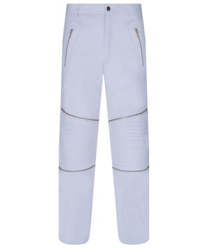 Maak kennis met onze leren herenjeans met rits, een stijlvolle en eigentijdse toevoeging aan je garderobe. Deze jeans is gemaakt van premium lamsnappaleer en biedt een luxueus gevoel en uitzonderlijke duurzaamheid. Verkrijgbaar in twee tijdloze kleuren, zwart en wit, en bieden veelzijdige opties voor je outfits. Het ribeffect op de knieën zorgt voor een modern tintje en wordt geaccentueerd door twee opvallende ritssluitingen, die het algehele ontwerp versterken. De gouden ritsen zorgen voor een krachtig statement en voegen een vleugje verfijning toe aan de jeans. Met een satijnen binnenvoering biedt deze jeans zowel comfort als stijl, waardoor hij een must-have is voor modebewuste individuen. Ontwerpkenmerken: Premium lamsnappaleer voor een luxueus gevoel Ribeffect over de knieën met twee ritsen voor een moderne look Opvallende gouden ritsen voor extra stijl Verkrijgbaar in twee tijdloze kleuren: zwart en wit Satijnen binnenvoering voor comfort en een gepolijste afwerking.