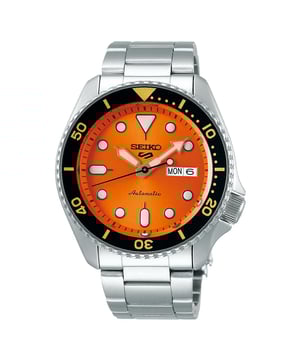 Seiko 5 Sports Orange Watch SRPD59K1 Roestvrij staal Automatisch Heren is onderdeel van de 2019 Seiko 5 sports range, dit Seiko 5 Sports Watch SRPD59K1 heeft een stijlvolle stijl. Ten eerste wordt een zwarte wijzerplaat aangevuld met zilveren indexen en wijzers aangedreven door een sterk automatisch uurwerk. Dit type motor biedt een nauwkeurigheidsclassificatie van +45 tot -35, 43MM WIDTH seconden per dag. De gangreserve voor dit kaliber ligt rond de 40 uur, waardoor u het voor het weekend af kunt doen.