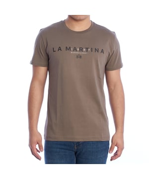 Herren-Kurzarm-T-Shirt von La Martina.

 Dieses Herren-Kurzarm-T-Shirt ist ein unverzichtbares Teil der Herrengarderobe und zeichnet sich durch moderne Ästhetik und höchste Qualität aus.

 Einzelheiten:

 - Hergestellt aus weicher und leichter Baumwolle, ideal, um Frische und Komfort zu garantieren.
 - Verfügt über ein markantes La Martina-Logo auf der Brust.
 - Regulärer Schnitt.
 - Klassischer Rundhalsausschnitt und verstärkte Nähte sorgen für Haltbarkeit und Widerstandsfähigkeit.
 - Perfekt kombinierbar mit Jeans oder Shorts, ideal für lässige Looks.

 Dieses Herren-Kurzarm-T-Shirt von La Martina bietet eine tadellose Balance zwischen Funktionalität und Design. Seine hochwertige Baumwollkonstruktion und die einzigartigen Details machen dieses Kleidungsstück zu einer zuverlässigen Wahl für jeden Anlass.
 Komposition: 100% Baumwolle
 Pflege:
- Maximal bei 30°C im Schonwaschgang waschen.
 - Verwenden Sie keine Bleichmittel oder Bleichmittel.
 - Bei niedriger Temperatur bügeln, vorzugsweise auf links.
 - Benutzen Sie keinen Trockner.