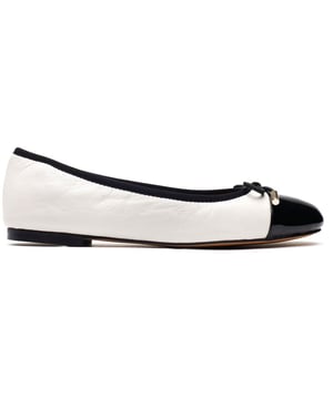 Adéntrate en la comodidad elegante de las bailarinas blancas y negras Sky de SOLE. Estas bellezas, confeccionadas en piel suave con un forro de piel afelpada y una plantilla acolchada, tienen una punta redonda brillante y brindan un soporte lujoso, mientras que la suela de goma flexible se mueve contigo para que puedas usarlas todo el día. Con la combinación característica de estilo y comodidad de SOLE, estas hermosas bailarinas seguramente se convertirán en tu opción preferida para lucir una elegancia relajada y sin esfuerzo.