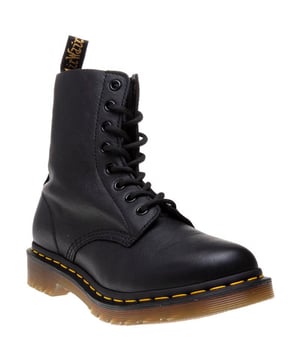 Gemaakt van boterzacht leer. de 1460 Pascal laars van cultmerk Dr Martens zal een aanwinst zijn voor je shoedrobe. De klassieke zwarte veterschoen is ook afgewerkt met de kenmerkende zool met luchtkussen en het iconische gele stiksel.