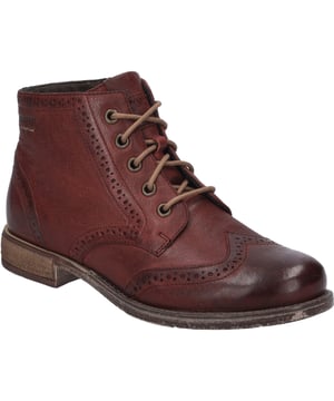 Entdecke die Eleganz und den unvergleichlichen Tragekomfort mit Sienna 75 von JOSEF SEIBEL. Diese Stiefelette für Damen, präsentiert in einem tiefen Bordeaux, bringt Farbe in deine Herbstgarderobe und lässt sich ideal mit deiner Casualmode kombinieren. Hergestellt aus feinem Ziegenleder in Nappa-Qualität, verspricht Sienna 75 nicht nur eine hochwertige Optik, sondern auch Langlebigkeit und eine perfekte Passform. Das Innenleben aus Mikrofaser und eine austauschbare Innensohle aus Leder garantieren ein angenehmes Fußklima und personalisierbare Bequemlichkeit. Ob bei einem Spaziergang durch den Park oder einem entspannten Stadtbummel, die beige TR-Sohle bietet optimale Rutschfestigkeit und ist dabei erstaunlich leicht. Der Blockabsatz mit einer Höhe von 3 cm unterstreicht die modische Note, ohne den Tragekomfort zu beeinträchtigen. Dank der Schnürung lässt sich der Schuh individuell anpassen, wodurch ein optimaler Sitz gewährleistet wird. Die Verbindung von Tradition und Innovation zeigt sich in der Fertigungsart AGO, welche die Langlebigkeit und Formbeständigkeit des Schuhs sichert. JOSEF SEIBEL steht für modernen Komfort und eine Fertigung, die weit über das Gewöhnliche hinausgeht. Sienna 75 ist somit mehr als nur ein Schuh – es ist eine Investition in Qualität und Nachhaltigkeit, weit entfernt von der schnelllebigen Fast Fashion. Erlebe, wie dieser Schuh dich bei jeder Gelegenheit stilsicher begleitet und deinem Outfit einen einzigartigen Charakter verleiht.