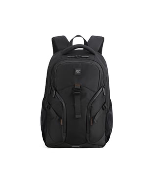 Mochila unisex. El cierre es con cremallera. Los bolsillos internos son bolsillos multifuncionales. Hay tres bolsillos externos con cremallera y dos laterales abiertos. Falta la correa para el hombro. El asa es de tela. Hay un compartimento interno. El material exterior es poliéster. Internamente está forrado en poliéster. Medidas: 33,5x17,5x46,5 cm. Producto de moda