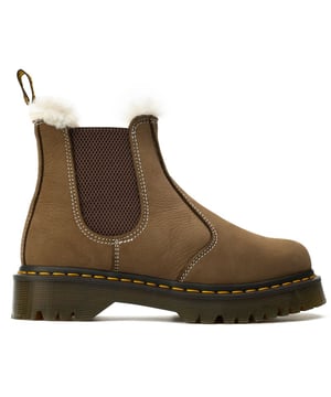 Dit zijn Dr. Martens' 2976 Chelsea boots met een winterse update. Ze hebben een leren bovenkant, een knuffelige voering van imitatiebont, de iconische gele stiksels en een AirWair-hiellus, wat ze die Doc Martens-edge geeft. Met de beroemde AirWair-zool met luchtkussen, het traditionele robuuste loopvlak en Goodyear-rand voor verbeterde duurzaamheid, houden deze Doc's 2976 Chelsea boots je voeten lekker warm en droog voor vele koude seizoenen die komen gaan.