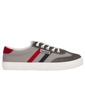 El lienzo en blanco de tu estilo. Deja que tus pies hablen por ti. Fuzion 2.0 de Kawasaki Footwear no son solo zapatillas, son una declaración de estilo. Su lona resistente y transpirable te acompaña en cada aventura, mientras que su suela vulcanizada te da agarre y seguridad en cualquier terreno. Un diseño minimalista que se adapta a tu ritmo y tu personalidad. Elige entre una paleta de colores neutros para un look clásico o atrévete con detalles vibrantes que reflejan tu energía. Comodidad sin sacrificar estilo. La plantilla acolchada te brinda suavidad en cada paso, mientras que su corte bajo te da libertad de movimiento. Fuzion 2.0: más que zapatillas, una actitud. Kawasaki Footwear: calidad y estilo en cada pisada.