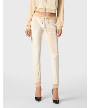 mit Schmucksteinen  Mit dieser Chenille-Jogginghose, die luxuriösen Komfort mit einem gewagten Design verbindet, wird Ihr Freizeitstil aufgewertet. Perfekt, um ein Statement zu setzen, ob beim Faulenzen oder beim Ausgehen.    Schlanke, taillierte Passform für eine schmeichelhafte Silhouette.   Weiches Chenille-Material für ultimativen Komfort und ein plüschiges Gefühl.   Strass-Totenkopf-Detail fügt einen Hauch von kantigem Luxus hinzu.   Kordelzug im Bund für einstellbaren Komfort.   Ideal für auffälliges Casual-Styling mit einem Hauch von Attitüde.