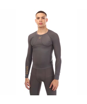 Heren Skins Series-5 Long Sleeve Top in houtskool.- Ronde hals.- Lange mouwen.- Mesh panelen op borst en rug.- Goud reflecterende logo's en stiknaden.- Wicking en temperatuur regulatie.- 76% Nylon 24% Elastane.- Ref: SF00500059118