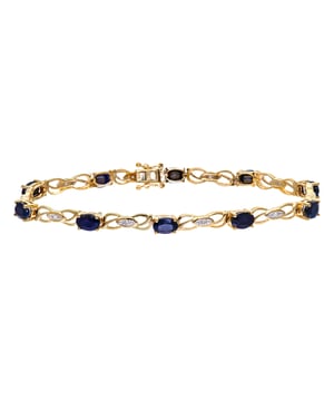 9K (375) geel goud: 7 gram; # Diamant: 0,05 ct; # Zwarte saffier: 6,31 ct