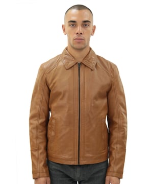 Esta chaqueta mantiene su sencillez, prescindiendo de todos los adornos adicionales y optando en su lugar por un estilo sobrio que es muy apreciado. Esta Harrington aparece en combinaciones de colores tostado y negro, lo que proporciona dos opciones elegantes para esta pieza vintage, con un cuello camisero clásico que completa este estilo minimalista. Sin comprometer su sensación simplista, la chaqueta incluye dos bolsillos exteriores con cremallera en la cintura y dos bolsillos adicionales en el forro de la chaqueta para mayor practicidad. Fabricada con nuestro cuero napa ultra suave, esta chaqueta es una excelente opción para cualquier estilo de corte limpio que desee lograr. • 100% cuero napa ultra suave de primera calidad. • Dos bolsillos en la cintura con cremallera • Estilo Harrington vintage • Cuello camisero clásico • Cierre con cremallera YKK • Disponible en combinaciones de colores icónicas: negro y tostado