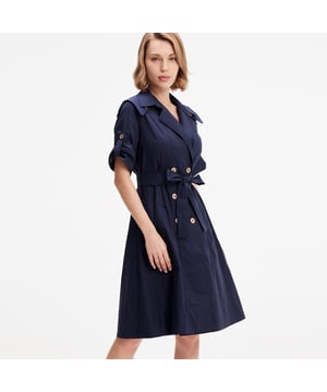 Das Trench-Kleid, das in keinem Kleiderschrank fehlen darf, ist hier mit einem taillierten Kragen und breiten Laschen an den Schultern erhältlich, die der Silhouette Charakter verleihen. Geschmückt mit raffinierten Metallknöpfen, großzügig ausgestellt, ist dieses zeitlose Stück aus einer atmungsaktiven Popeline leicht Stretch geschnitten. Feminin mit Absätzen oder mit Sneakers für einen lässigen und aktuellen Look.
Details zum Produkt
- Form: Schlaghosen
- Länge: 104 cm, mittellang, oberhalb des Knies
- Ärmel ¾ oder lang
- Taillierter Kragen
- Umschlagmanschette, Zweireiher, geknöpft in der vorderen Mitte