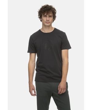 Dieses klassische T-Shirt für Männer hat kurze Ärmel und einen Rundhalsausschnitt, der mit einem Rippenbündchen abschließt. Es ist aus weicher Baumwolle gefertigt, die sich angenehm auf der Haut anfühlt und sehr bequem zu tragen ist. Ein optisches Highlight ist der coole Ton-in-Ton-Kopfhörer-Print auf der Brust. Der kleine Label-Print im Nacken und die Label-Patches an den Ärmeln und am Saum runden das unifarbene Design ab.