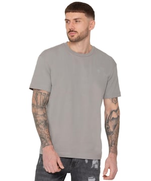Wir präsentieren das Enzo Oversized T-Shirt mit Lockerer Passform. Dieses vielseitige Stück vereint Komfort mit einem modernen, entspannten Stil. Mit einem klassischen Rundhalsausschnitt und einer lässigen Oversize-Passform ist es perfekt für den Alltag. Das herausragende Detail ist das gummierte Logo-Abzeichen auf der Vorderseite, das einen subtilen, aber stilvollen Akzent setzt. Gefertigt aus weichem, atmungsaktivem Stoff.