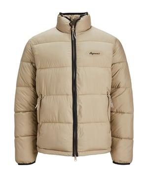 Diese Steppjacke für Herren ist ideal für die kalte Jahreszeit. Die Jacke ist winddicht und mit Kunstdaunen gefüttert. Sie ist in normaler Passform geschnitten, die genug Bewegungsfreiheit und hohen Tragekomfort bietet. Der hohe Stehkragen schützt den Hals vor Wind und Kälte. Geschlossen wird die Jacke mit einem durchgehenden Reißverschluss. Die elastischen Ärmelabschlüsse mit Gummizug verhindern das Eindringen von Kälte und ein Verrutschen der Ärmel. In den beiden seitlichen Reißverschlusstaschen lassen sich Kleinigkeiten verstauen oder die Hände wärmen. Abgerundet wird das Design der Jacke durch die Label-Stickerei auf der Brust.