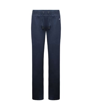 Los pantalones de chándal Champion Logo Navy para mujer son unos pantalones clásicos y deportivos diseñados para ofrecer comodidad y estilo. Estas son las principales características y detalles que suelen asociarse a este tipo de pantalones de chándal:

 Material de calidad:  Champion es conocido por utilizar materiales de alta calidad en su ropa deportiva. Estos pantalones de chándal suelen estar hechos de un tejido cómodo y duradero, a menudo una mezcla de algodón o poliéster, que ofrece suavidad y transpirabilidad.

 Color azul marino: Los pantalones de chándal vienen en un color azul marino clásico, que es versátil y combina bien con varias camisetas, por lo que son adecuados tanto para ropa deportiva como informal.

 Cintura elástica:  Estos pantalones cuentan con una cintura elástica que garantiza un ajuste cómodo y seguro a la vez que permite ponérselos y quitárselos fácilmente.

 Logotipo Champion:  El logotipo de Champion aparece en un lugar destacado, a menudo como una "C" bordada o un parche, normalmente en el muslo izquierdo o en la cadera. El logotipo añade un toque deportivo e icónico a los pantalones.

 Bolsillos laterales:  Muchas versiones de estos pantalones de chándal incluyen bolsillos laterales, que proporcionan un práctico almacenamiento para objetos pequeños o un lugar para mantener las manos calientes.

 Pernera cónica: los pantalones suelen tener un diseño de pernera cónica, lo que significa que están más ajustados hacia el tobillo, ofreciendo un aspecto moderno y atlético.

 Puños de canalé:  Los puños de las perneras suelen ser acanalados, lo que ayuda a mantener los pantalones en su sitio y permite moverse con facilidad.

 Estilo versátil:  Estos pantalones de chándal son adecuados para diversas actividades, como entrenamientos, footing, holgazanear o salidas informales.

Los pantalones de chándal Champion Logo Navy para mujer ofrecen una mezcla de comodidad y estilo deportivo, lo que los convierte en una opción versátil para una amplia gama de ocasiones.