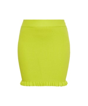 Deze gebreide minirok heeft een aansluitend ontwerp met hoge taille en een geribbelde textuur voor een rekbaar en nauwsluitend silhouet. De elastische taille zorgt voor een aansluitende pasvorm, terwijl de zoom is versierd met een ruche voor een vleugje vrouwelijkheid. Het elastische geribbelde breisel biedt zowel comfort als stijl.  Rock