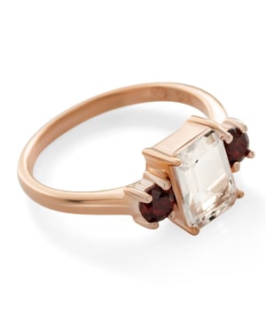 Deze verfijnde Ring voor Vrouwen van Orphelia is het perfecte cadeau om uzelf of een geliefde te verwennen. De Ring is gemaakt van 925 Sterling Zilver, gekleurd Roze, in maat 54 en weegt 1,7 gram met een breedte van 0,8 cm op het breedste punt. De Orphelia 'Fira' Vrouwen 925 Sterling Zilveren Ring - Roze ZR-7571/RG wordt geleverd in een prachtige geschenkdoos en heeft een garantie van twee jaar.