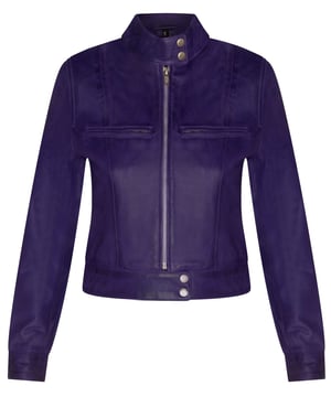 Mejora tu estilo con nuestra chaqueta de motociclista de cuero para mujer, una pieza atemporal que rezuma vanguardia y sofisticación. Esta chaqueta, confeccionada con un cuero increíblemente suave, ofrece una sensación de lujo y un aspecto resistente que es perfecto para cualquier ocasión. Ya sea que estés en la carretera o simplemente paseando por la ciudad, esta chaqueta de motociclista de cuero es la opción perfecta para hacer una declaración de moda audaz. Su combinación de elementos de diseño clásico y comodidad moderna la convierte en una incorporación imprescindible para cualquier guardarropa. Cuello alto con cierre de dos botones para una estética clásica de motociclista. Dos bolsillos en el pecho añaden funcionalidad y estilo a la chaqueta. Los accesorios plateados brindan un elegante contraste con el cuero. El forro interior de satén garantiza comodidad y un ajuste suave. El cuero suave no solo se ve genial, sino que también se siente excepcionalmente cómodo contra la piel.