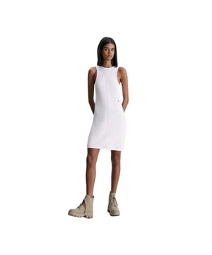 Calvin Klein Kleid aus Strick für Damen in Weiß aus Baumwolle. Authentisches Kleidungsstück der Marke Calvin Klein - Streetwear/Sportswear-Design von Calvin Klein - Calvin Klein für Frauen, modisch und perfekt für den Alltag - Das weiße Calvin Klein Kleid lässt sich ideal mit dem Rest Ihrer Garderobe kombinieren - Bequemes Material aus Baumwolle - klassisch - Strick -