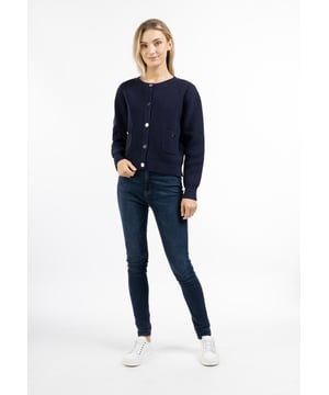 geen voering/geen voering, geen vulling  Dit vest van DreiMaster Maritim wordt jouw nieuwe favoriet. Niet alleen is hij slim te combineren, maar door het hoogwaardige ribbreisel van een viscosemix is ??hij ook nog eens zeer comfortabel om te dragen. De doorlopende knopenrij op het vest is een echte eyecatcher dankzij de gegraveerde knopen. Deze bevinden zich ook op de zijzakken. Een klein maar leuk detail is het logoplaatje op de achterkant.  Vest met knopen