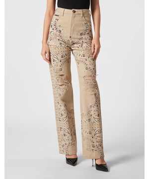 Sie wollen auffallen? Dann empfehlen wir Ihnen diese 5-Taschen-Hose aus steingewaschenem Denim mit dem Paisley-Print im Bandanna-Stil. Erfahren Sie mehr.                                                                 Stone Washed Denim mit platziertem Paisley-Print im Bandanna-Stil und Rissen    PP-Sechseck auf einem auf die rechte Gesäßtasche aufgenähten Saffianleder-Patch    Einzelner Knopf mit mattem Metallschmuck    Passform: Palast