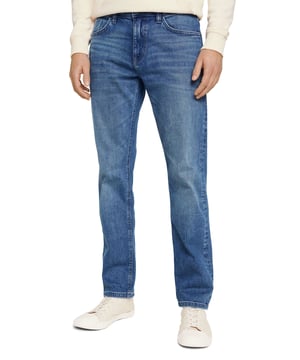 Diese Jeans ist ein zeitloser Klassiker, der in keinem Kleiderschrank fehlen sollte. Sie ist aus einer angenehmen Materialmischung gefertigt, die für eine perfekte Passform, Komfort und Bewegungsfreiheit sorgt. Die im 5-Pocket-Stil gefertigte Jeans hat zwei Eingrifftaschen, eine Münztasche und zwei Gesäßtaschen. Gürtelschlaufen vervollständigen den klassischen Stil. Geschlossen wird die Hose mit einem Reißverschluss und einem Knopf. Der typische Label-Patch auf der Rückseite des Bundes rundet das Design ab.