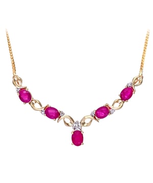 9K (375) geel goud: 3,6 gram; # Diamant: 0,04 ct; # Robijn: 0,7 ct; # Afmeting: 46 cm x 5,2 cm x 0,9 cm