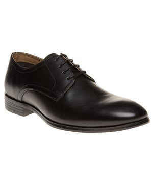 Los zapatos derby con cordones Silwood para hombre de Red Tape cuentan con parte superior de cuero negro con punta redondeada para una apariencia relajada. El cómodo forro acolchado y la plantilla agregarán comodidad oculta a estos versátiles zapatos formales.