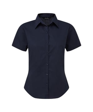 Zachte kraag styling. Afgeronde onderzijde. Uitgeruste styling met bustdarts en rugpijltjes. Easycare stof, korte mouwen. Geparelmoerde knoppen op lichtblauw en wit. Zelfkleurige knoppen op overige. Stof 65% Polyester, 35% Katoen. Gewicht 105 gsm.